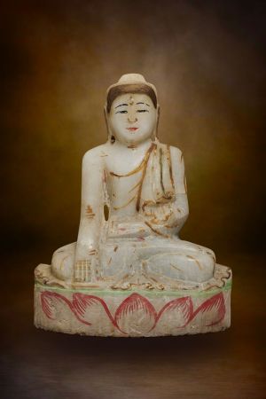 พระพุทธรูป  ศิลปะมัณฑะเลย์  นั่งปางมารวิชัย  ปี 2295 – ปี 2428  เนื้อหินแกะลงสี  (หน้า 6 นิ้ว)