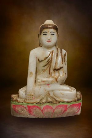 พระพุทธรูป  ศิลปะมัณฑะเลย์  นั่งปางมารวิชัย  ปี 2295 – ปี 2428  เนื้อหินแกะลงสี  (หน้า 6 นิ้ว)